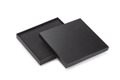 PREMIUM DĀVANU KASTE NO STINGRA MATERIĀLA ''UNIVER'' / 230 x 248 x 30 mm