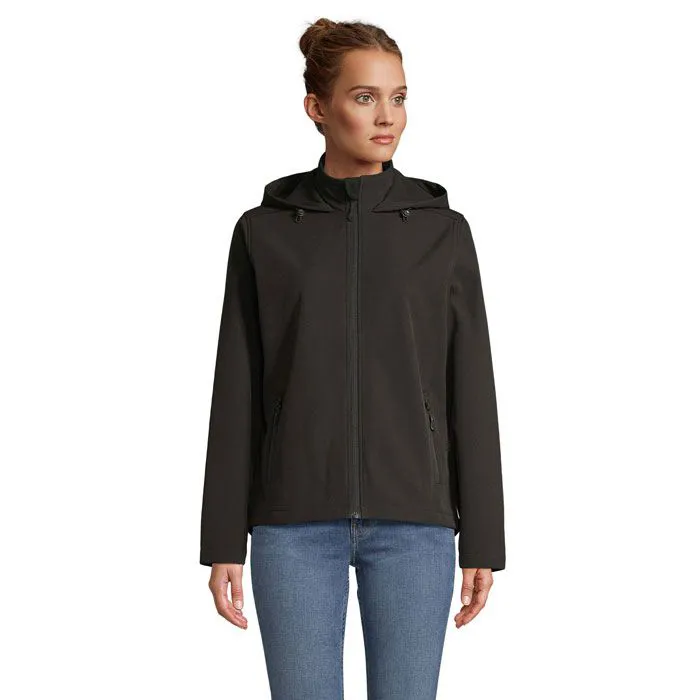 SIEVIEŠU JAKA AR KAPUCI ''RACE HOODED WOMEN'' / 4 KRĀSAS / RPET POLIESTERS / S04448