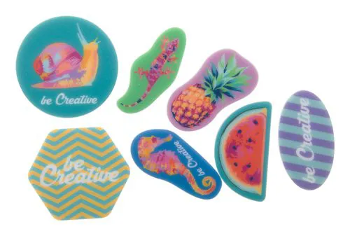 PLASTMASAS NOZĪMĪTE AR PILNKRĀSU UV APDRUKU UN MAGNĒTA AIZDARI / INDIVIDUĀLA FORMA / LĪDZ 50×50 mm / AP718200