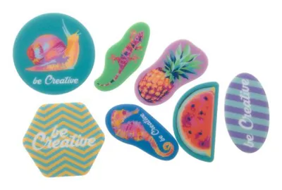PLASTMASAS NOZĪMĪTE AR PILNKRĀSU UV APDRUKU UN MAGNĒTA AIZDARI / INDIVIDUĀLA FORMA / LĪDZ 50×50 mm
