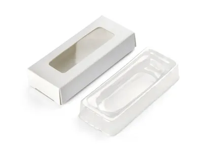 KARTONA KASTĪTE AR LIELO PLASTMASAS IELIKTNI