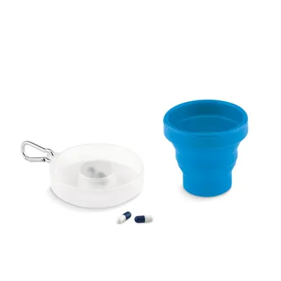 CUP PILL / ZĀĻU TRAUCIŅŠ + GLĀZĪTE AR KARABĪNI / 2 KRĀSĀS