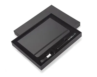 ''PROBIZ'' DĀVANU KOMPLEKTS / A5 PIEZĪMJU KLADE / LĪNIJU / PILDSPALVA AR ZILU TINTI / ATSLĒGU PIEKARIŅŠ